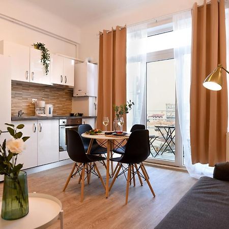 Cozy 1Br Escape - Apartment With Charming Balcony Near Universitate 부쿠레슈티 외부 사진