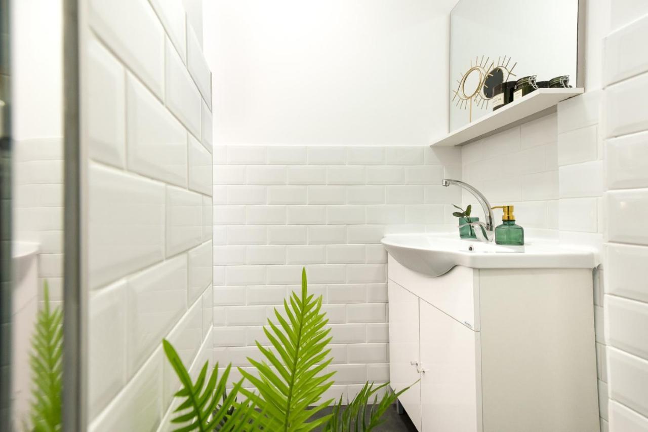 Cozy 1Br Escape - Apartment With Charming Balcony Near Universitate 부쿠레슈티 외부 사진