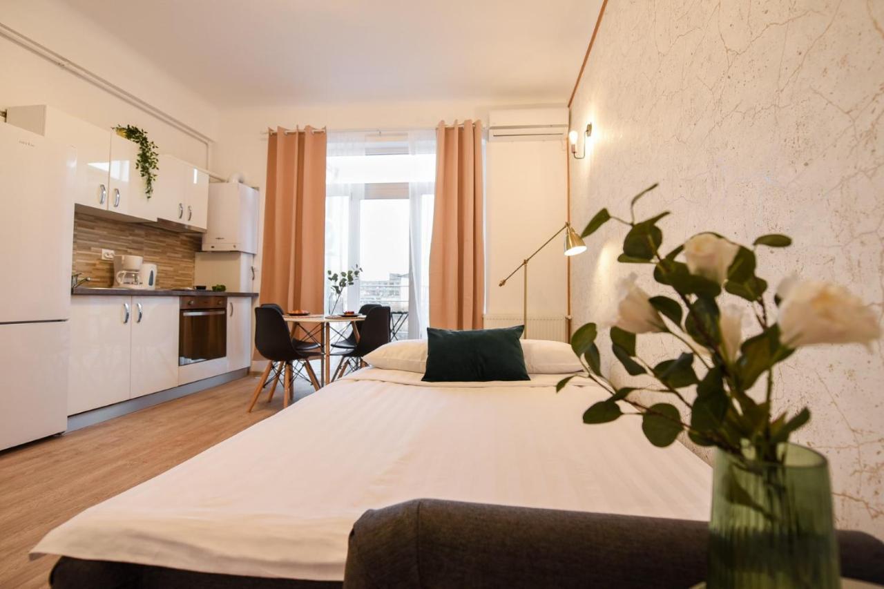 Cozy 1Br Escape - Apartment With Charming Balcony Near Universitate 부쿠레슈티 외부 사진