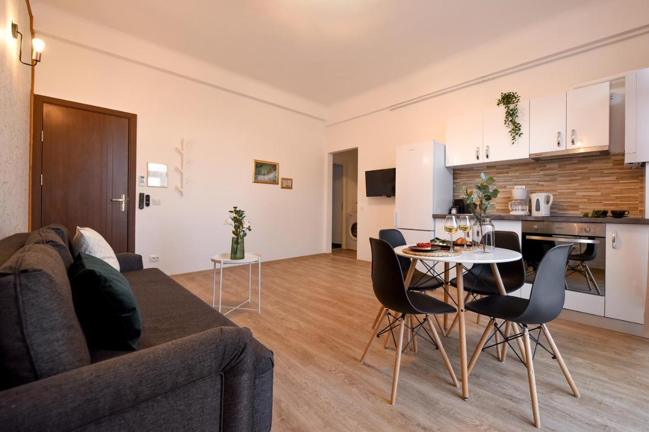 Cozy 1Br Escape - Apartment With Charming Balcony Near Universitate 부쿠레슈티 외부 사진
