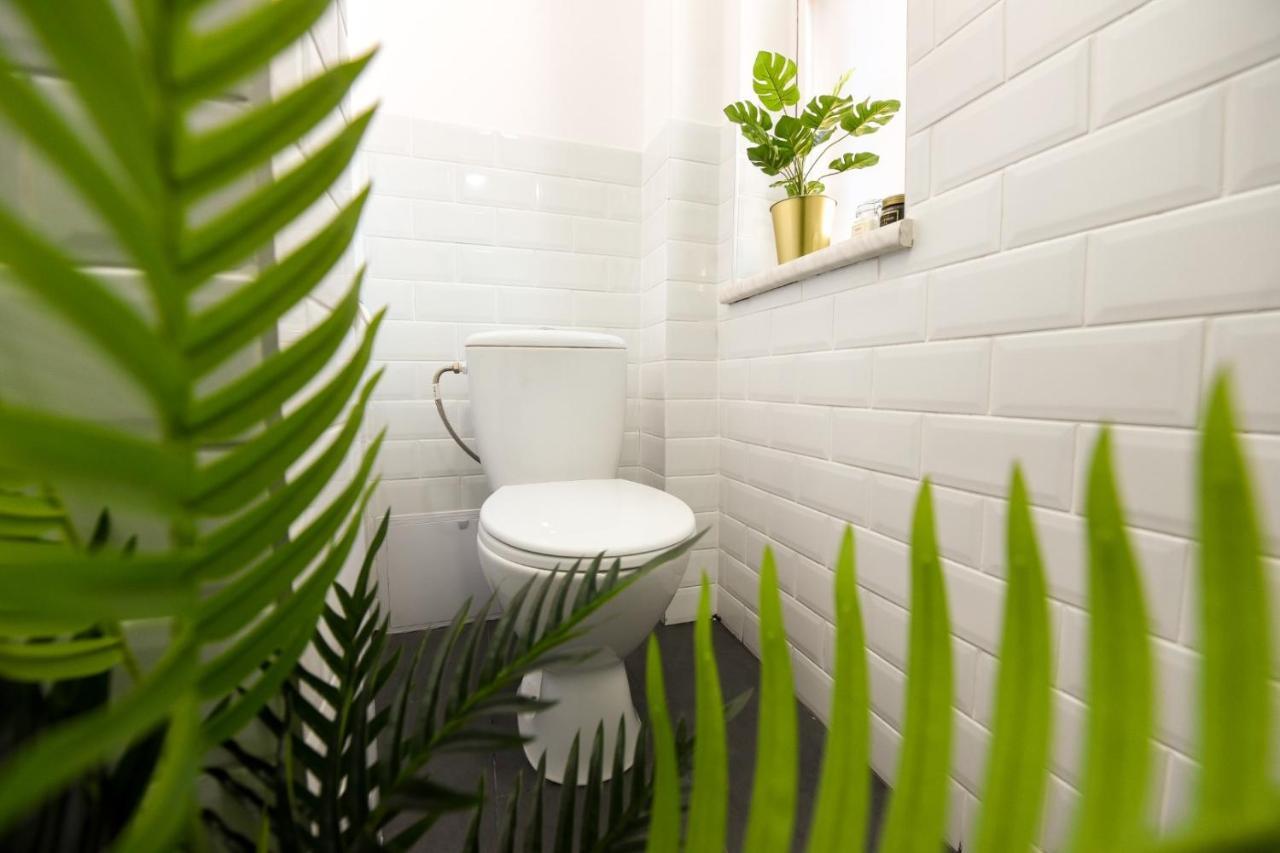 Cozy 1Br Escape - Apartment With Charming Balcony Near Universitate 부쿠레슈티 외부 사진